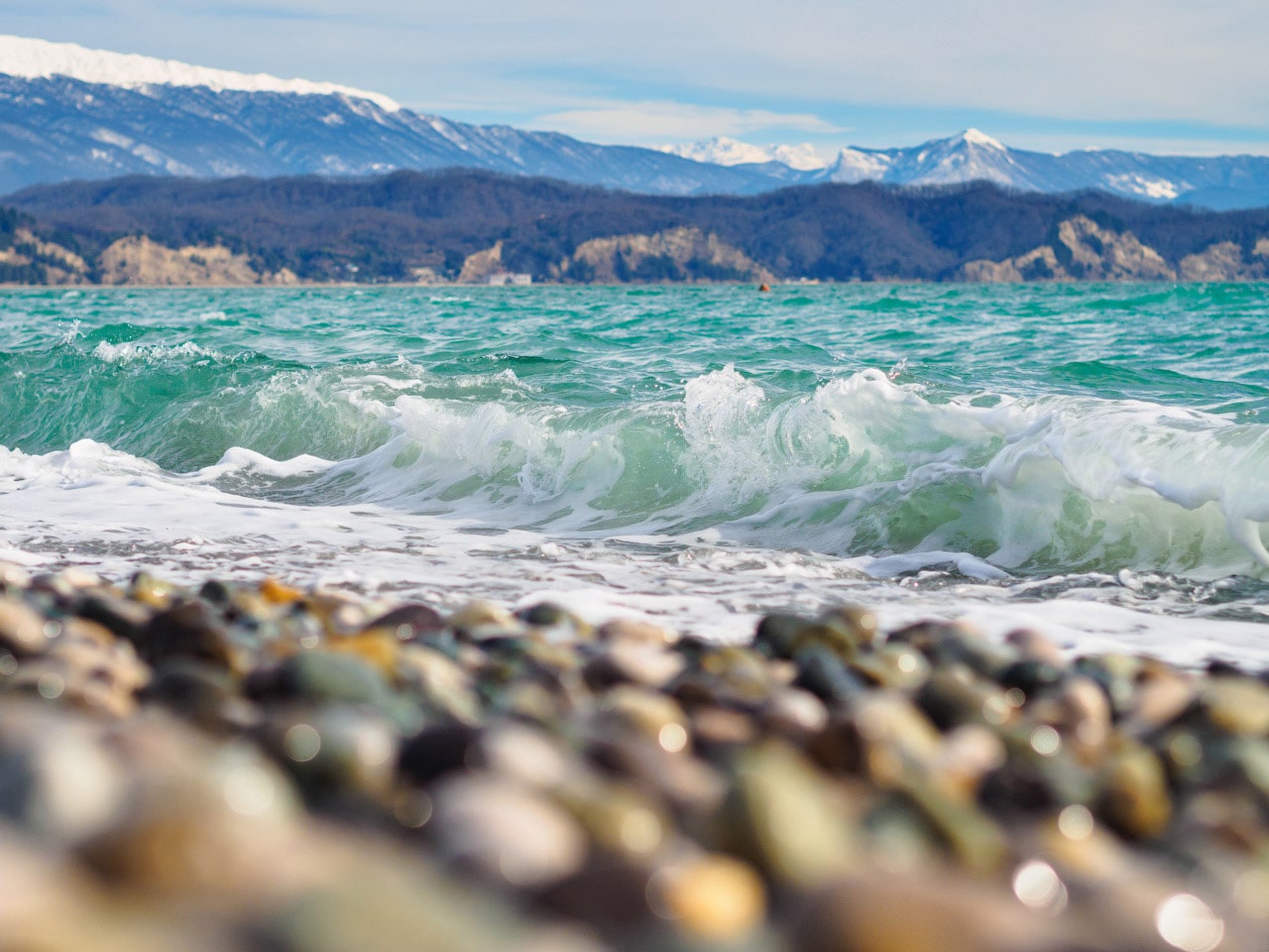 Красота черного моря. Море Сочи 2022. Сочи горы море. Ситжес волны морской Прибой. Сочи Адлер природа.